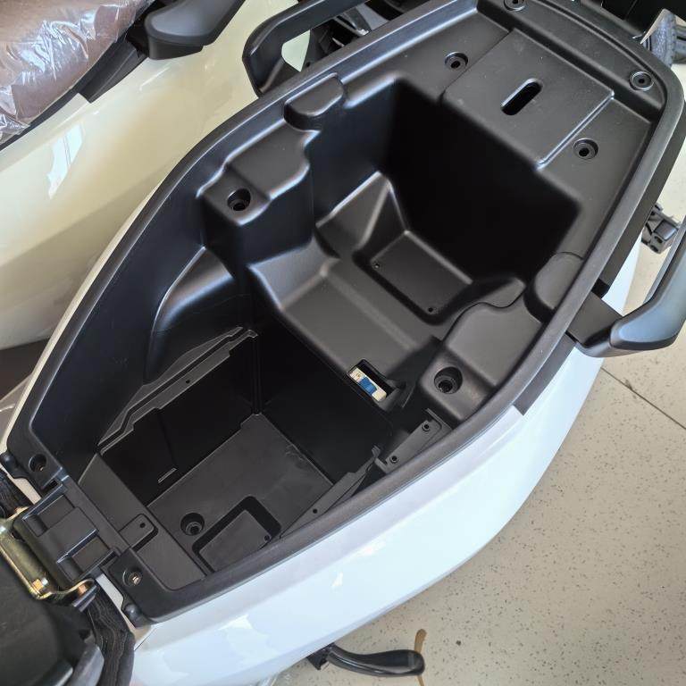 小牛F200/NQI/N1S/NGT/G400T/F400T/NXT/G6T/NX坐桶座桶头盔桶 - 图1