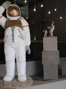 太空人模型摆件商场学校科技馆中国航天活动美陈大火箭太空人雕塑
