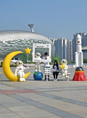 网红打卡拍照造景椅子景观太空人雕塑户外发光店铺宇航员大号摆件