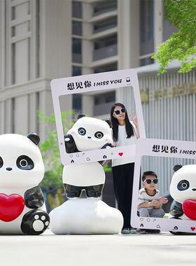 玻璃钢卡通熊猫雕塑园林小区景区网红打卡商场幼儿园装饰摆件小品