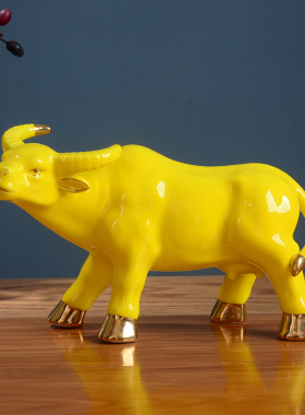 陶瓷牛年吉祥黄色生肖摆件客厅办公室桌面股市招财公母一对装饰品