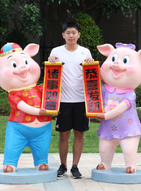 猪年卡通小猪玻璃钢摆件园林景观户外装饰商场广场幼儿园美陈雕塑