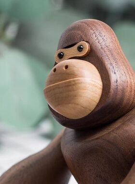 创意潮玩大猩猩金刚摆件木制雕刻家居饰品可爱书房创意挂饰