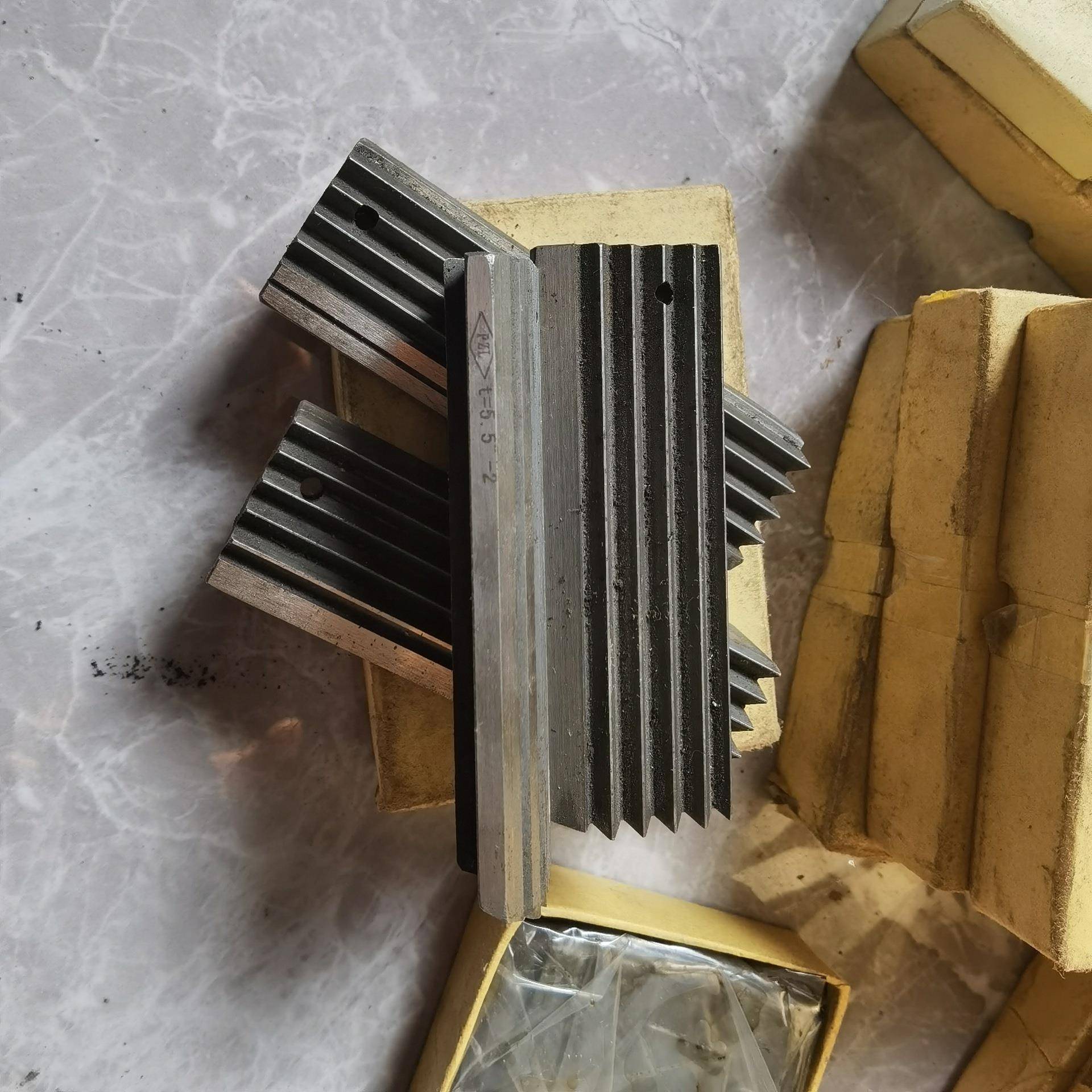 切线平板牙t-1.5-1.75-2-2.5--.5-4-4.5-5.0-5.5-6.0现货 - 图1