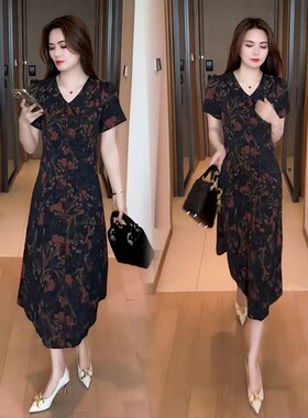夏季V领连衣裙女中长款2025新款中年妈妈时尚气质减龄短袖碎花裙