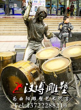 仿铜玻璃钢父女拉手步行人物雕塑海淮海路城市雕塑商业街装饰定制