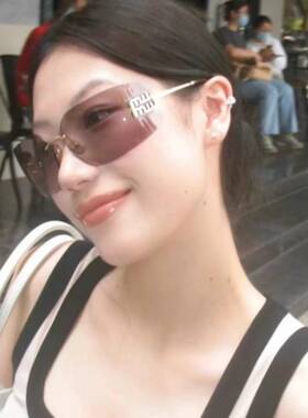 张元英2025新款无框曲面墨镜女款y2k轻奢时尚茶色高级感太阳眼镜