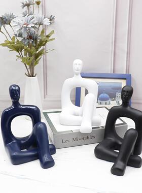 现代简约树脂人物休闲坐姿摆件创意样板间售楼处桌面酒柜软装饰品