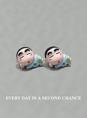 蜡笔小新小玩意可爱卖萌睡衣公仔萌粒办公桌工位装饰品治愈解压