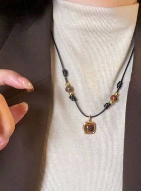 配毛线衣的项链虎眼石皮绳项链女秋冬大气高档高级感毛衣链2024新