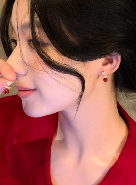 红色珍珠环绕闪钻星星耳钉显气质