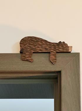 “看门顶上有只熊”有趣动物棕熊礼物木质装饰品门顶摆件