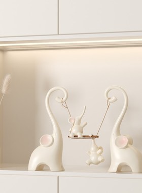 一家四口秋千大象摆件奶油风客厅玄关电视酒柜新家乔迁礼物装饰品