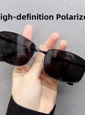 采购产品新的玻璃镜片的男人和女人，智能光致变色太阳镜，白天和