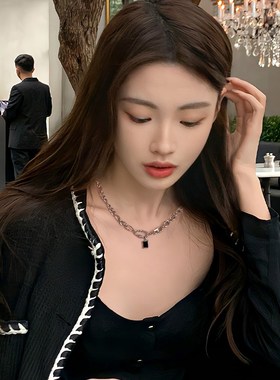 黑色吊坠甜酷项链女士轻奢小众锁骨链毛衣链新款百搭钛钢装饰颈链
