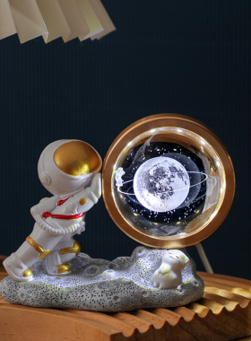 太空人水晶球小夜灯摆件办公室书桌太空人装饰送学生儿童生日礼物