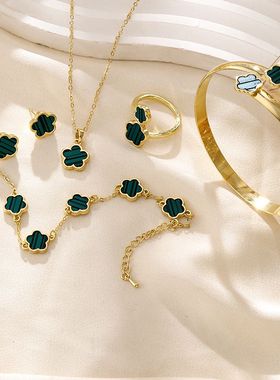 temu热销璀璨幸运花首饰套装亚克力手镯手链五叶草项链戒指耳钉女