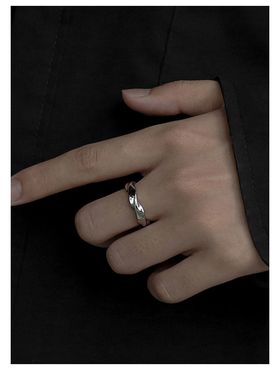 跨境爆款戒指高级ins戒指冷淡风高级时尚简约情侣莫比乌斯环戒指