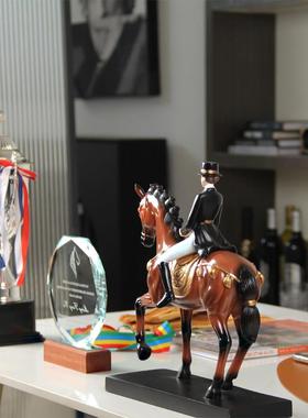 马术主题头盔马鞭道具摆件样板房男孩书房儿童房书桌飘窗软装饰品