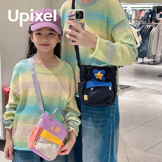 Дорожная сумка через плечо Upixel, в которую можно положить бутылку с водой.