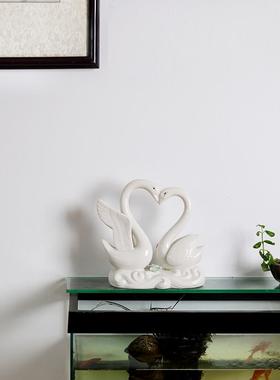 陶瓷摆件创意欧式居家客厅酒柜摆设德化白瓷天鹅一对实用装饰品