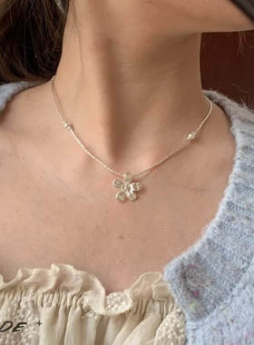 auQDE时尚简约幸运花瓣项链