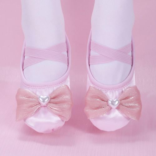 可爱儿童舞蹈鞋心形蝴蝶结珍珠配饰点缀女孩练功跳舞鞋芭蕾猫爪鞋 - 图0
