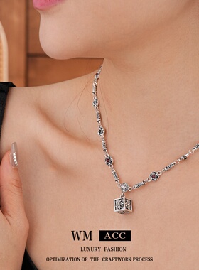 方块镶钻圆形花朵项链