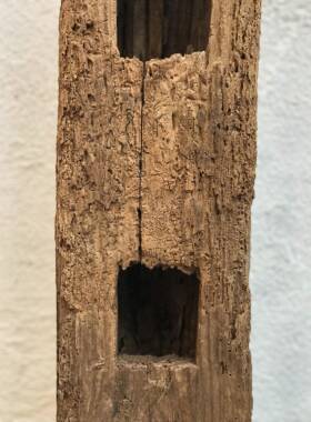 风化残木、老梁柱、人工凿刻+自然风化；民宿茶室等极简侘寂摆件