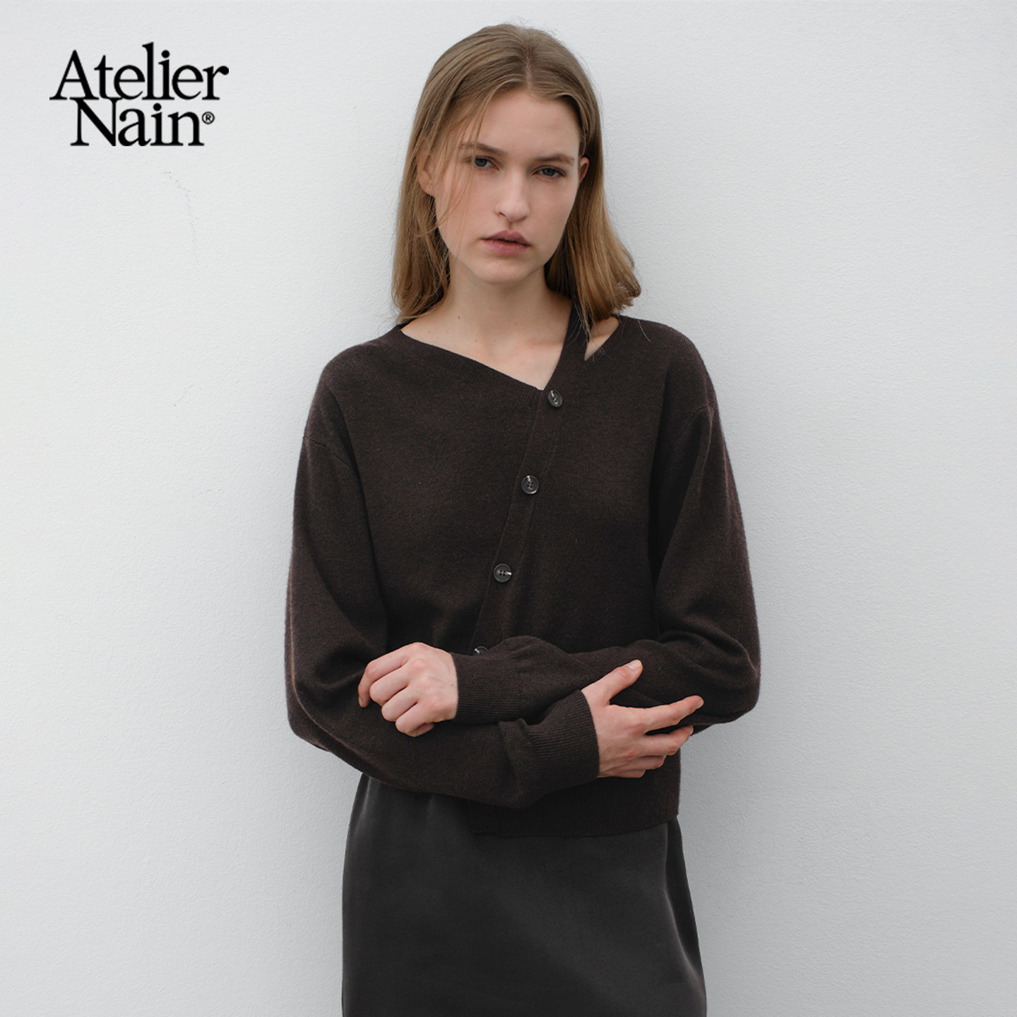 Atelier Nain2026年春季新款露肩针织衫不规则纽扣设计极简风上衣