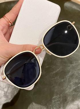 白色边框墨镜2024新款潮女海边显脸小复古圆形大框太阳镜防紫外线