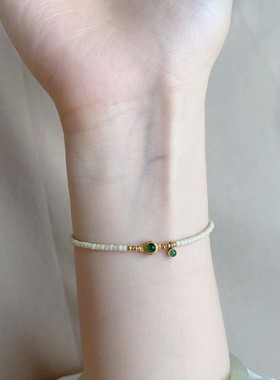 2025年新款名媛风高级轻奢复古翡翠绿色串珠手链小众设计手串礼物