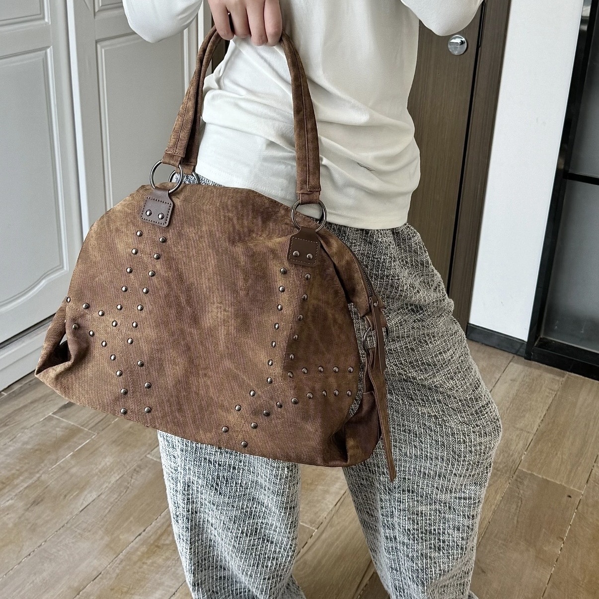 2025秋冬美拉德包包Y2K亚文化美式复古铆钉单肩辣妹大容量托特包 - 图0