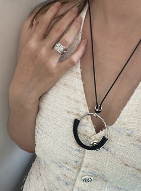 韩国O型圆圈黑绳项链女2025秋冬新款高级感半圈包皮质长款毛衣链