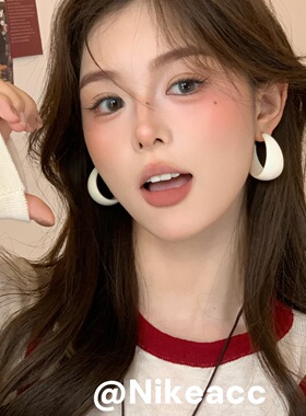 单调漂亮港风C型象牙白耳钉女
