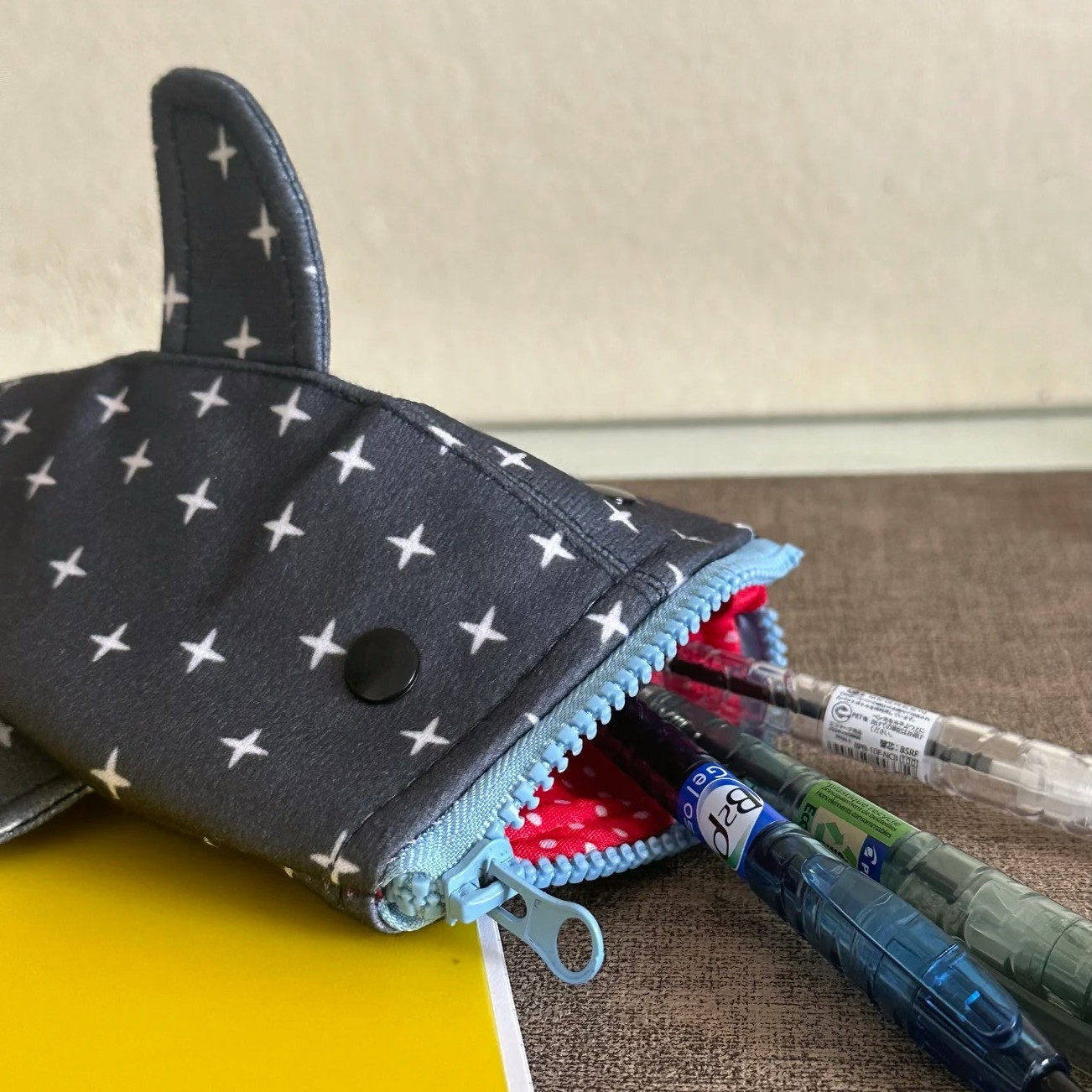 新款小虎鲸小怪兽笔袋学生午睡枕头文具袋桌面收纳袋子化妆包,淘宝优惠券,粉丝福利购,淘宝优惠卷