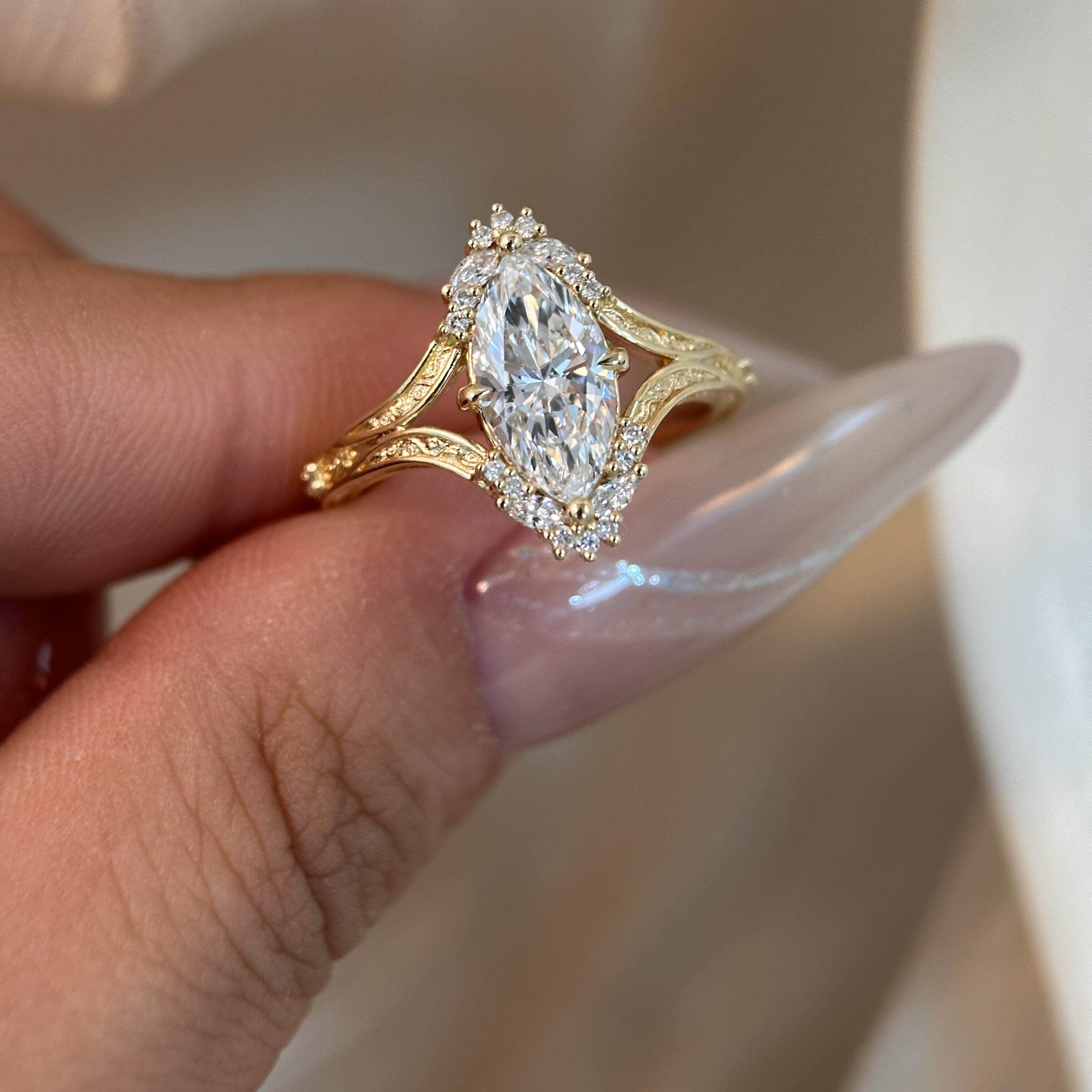 Retro gold imitation zircon ring for women with niche design