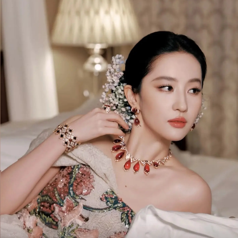 刘亦菲满天星同款仿红色宝石项链女配饰轻奢高级感锁骨链时尚颈链,淘宝优惠券,粉丝福利购,淘宝优惠卷