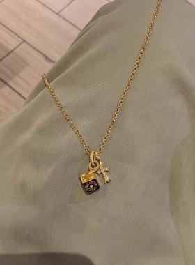 金色方块筛子十字架吊坠项链女款