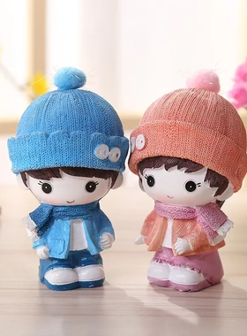 2021新款情侣树脂工艺品创意冬季情侣装公仔互赠礼品直供