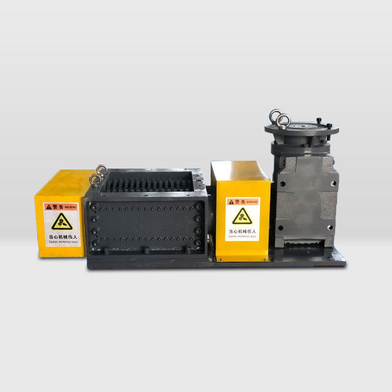 Multifunctional paint bucket crusher scrap metal crusher garbage wood double shaft small shredding chassis manufacturer