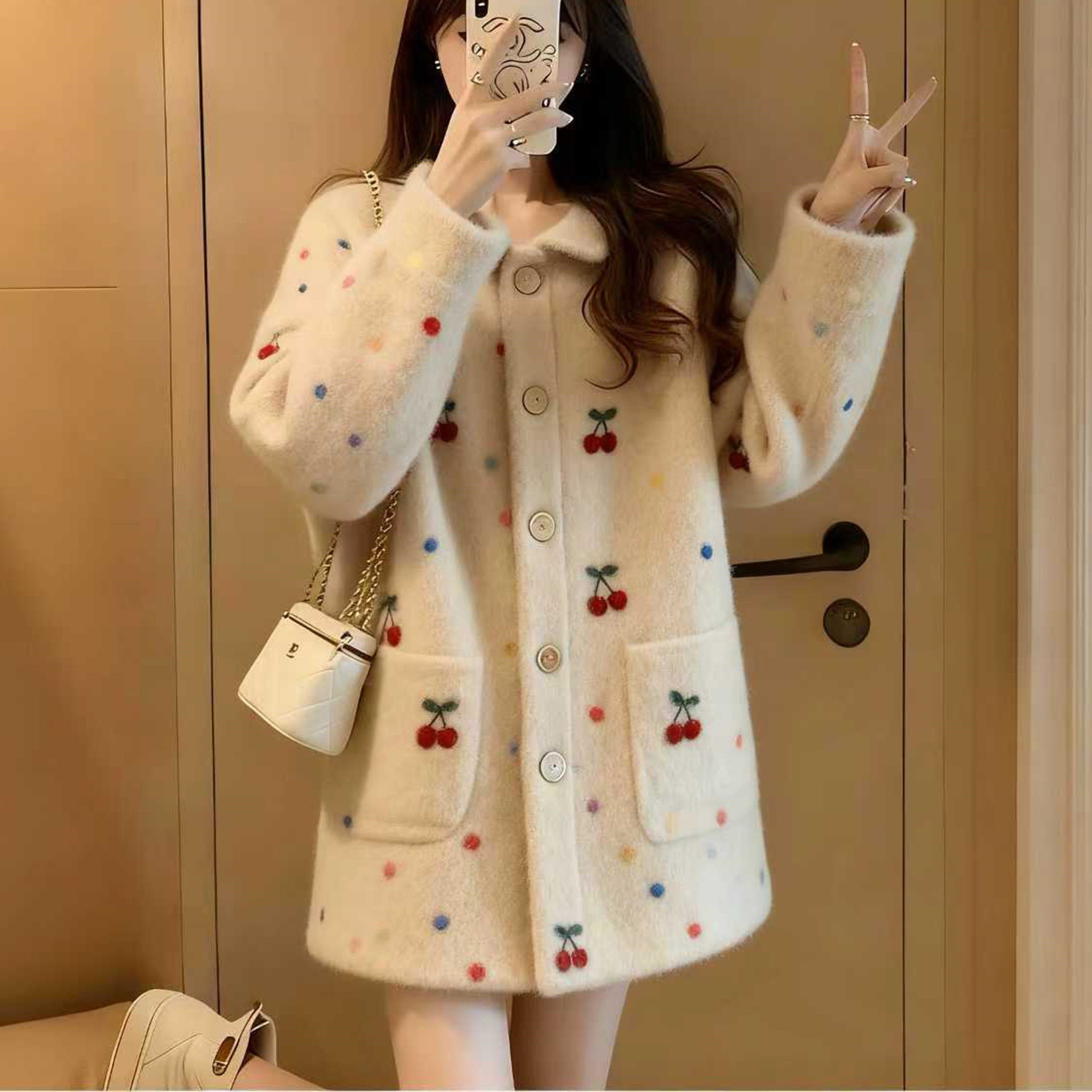 2026新款樱桃刺绣毛呢外套女中长款开衫通勤气质童趣风,淘宝优惠券,粉丝福利购,淘宝优惠卷