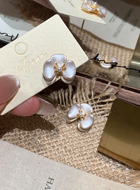 S925纯银复古白色花朵耳钉女
