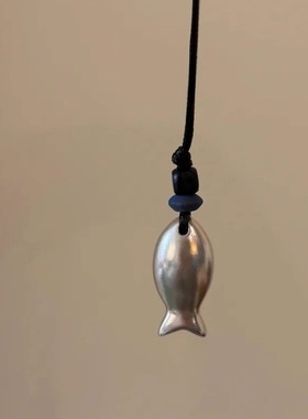 新中式银色亮面小鱼吊坠项链简约风复古百搭长款可调节编绳毛衣链