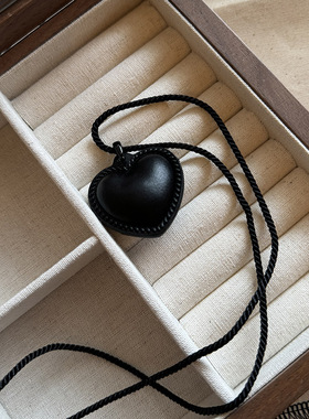 黑绳皮革爱心项链配饰女轻奢小众黑色心形毛衣链甜酷choker长款