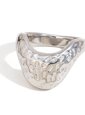 欧美ins时尚简约小众设计款创意手饰不锈钢镀18k金复古草莓戒指女