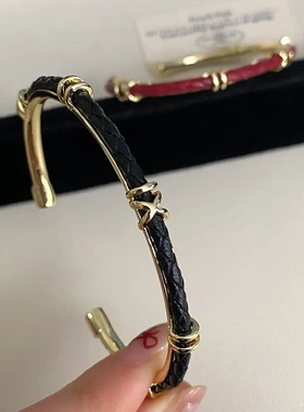 法式复古皮革气质感手镯本命年红色皮革手环轻奢小众精致开口手饰