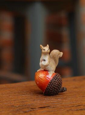 创意家居迷你卡通树脂顽皮的小松鼠桌面饭厅玄关橱窗室内装饰摆件