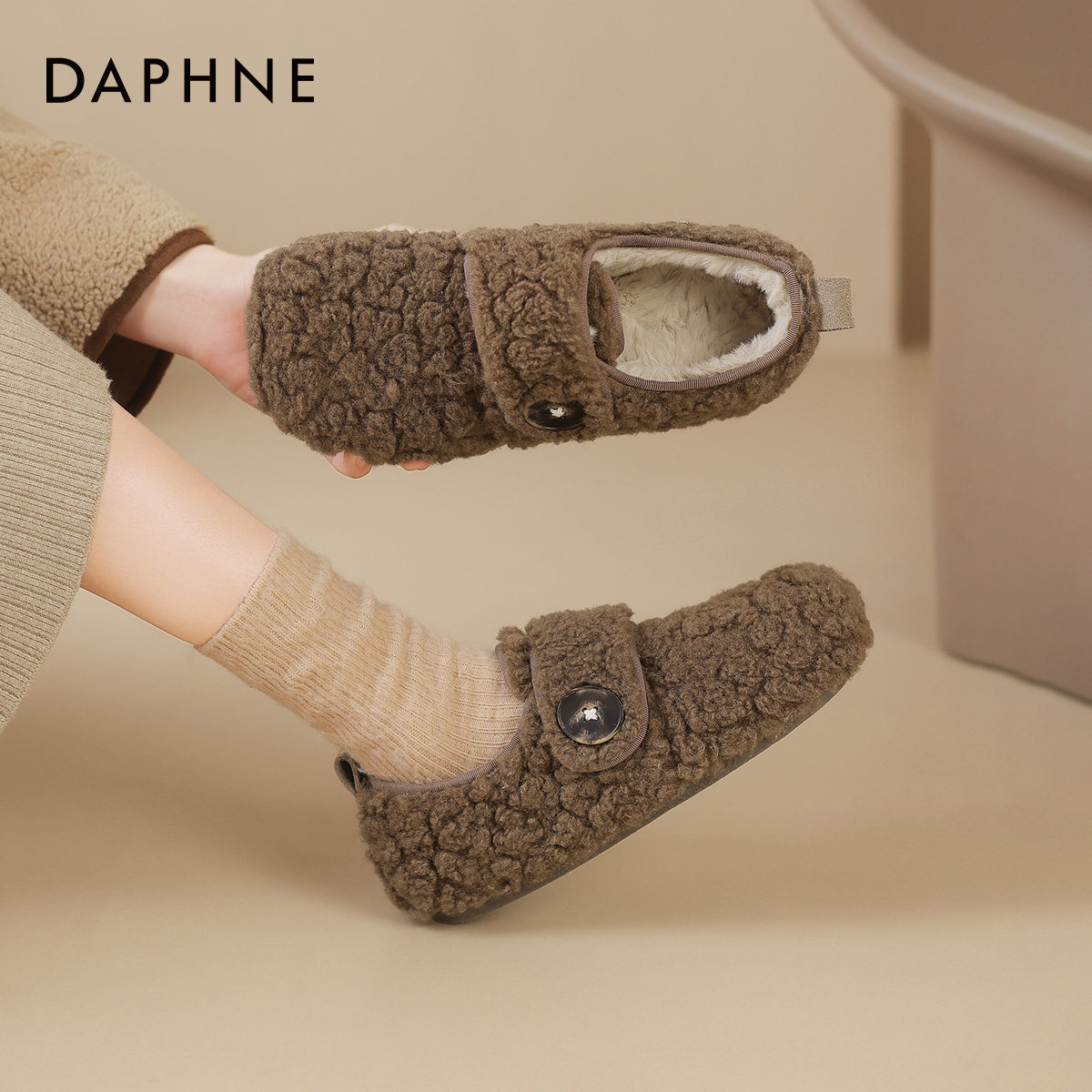 达芙妮加绒雪地靴女2026新款冬季保暖毛毛女鞋棕色豆豆鞋平底棉鞋,淘宝优惠券,粉丝福利购,淘宝优惠卷