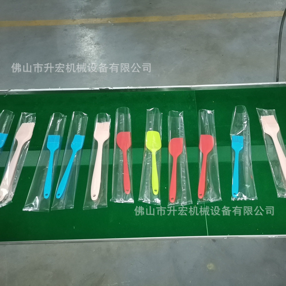 阳江硅胶锅厨具自动包装机 硅胶锅铲不粘锅油刷汤勺枕式包装机,淘宝优惠券,粉丝福利购,淘宝优惠卷